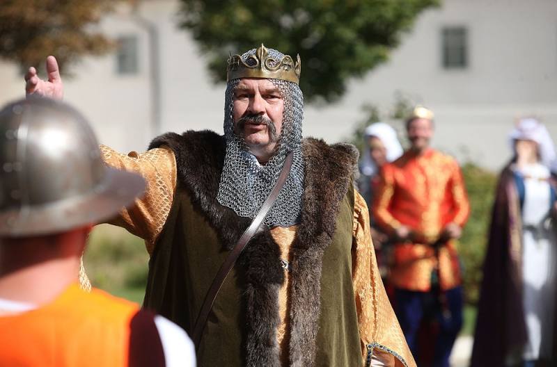 Foto: Kutnou Horu navštívila devatenáctičlenná družina králů!