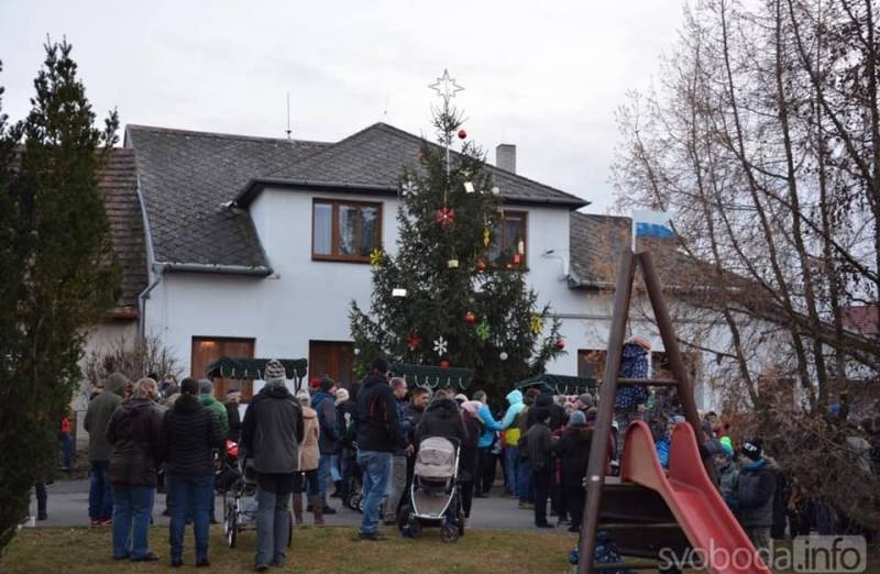 Video: Obecní vánoční strom v Tupadlech svítí od první adventní neděle