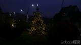 20201129141958_hlizov155: Foto, video: V Hlízově rozsvítili vánoční strom on-line