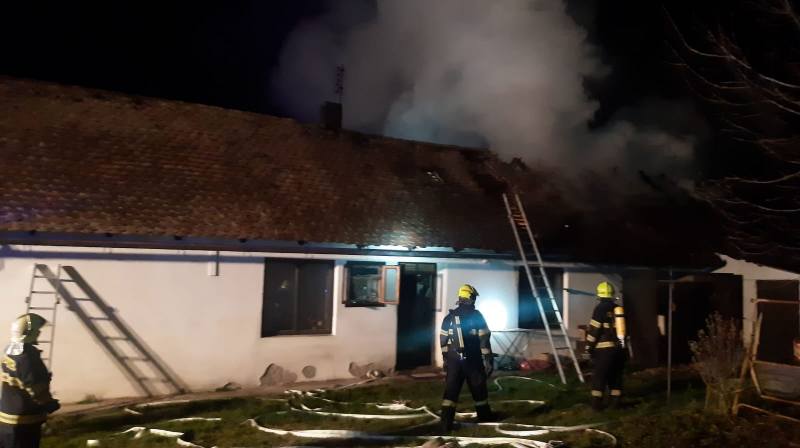 V obci Zbyslav hořela kůlna a rodinný dům 
