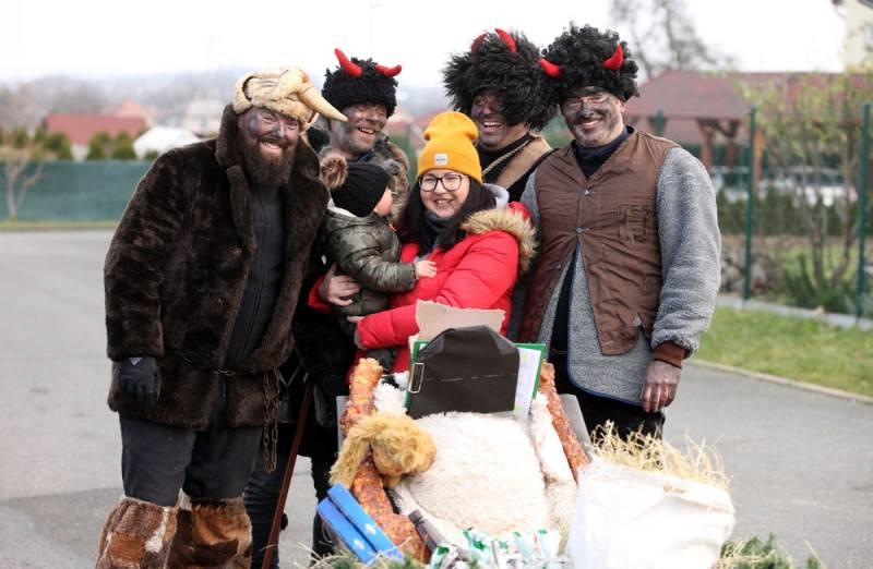 Foto: V Tupadlech udrželi tradici čertovské jízdy, i když letos bez koňského povozu