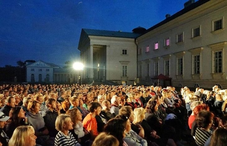 Letní představení na zámku Kačina slibují několik příjemných večerů