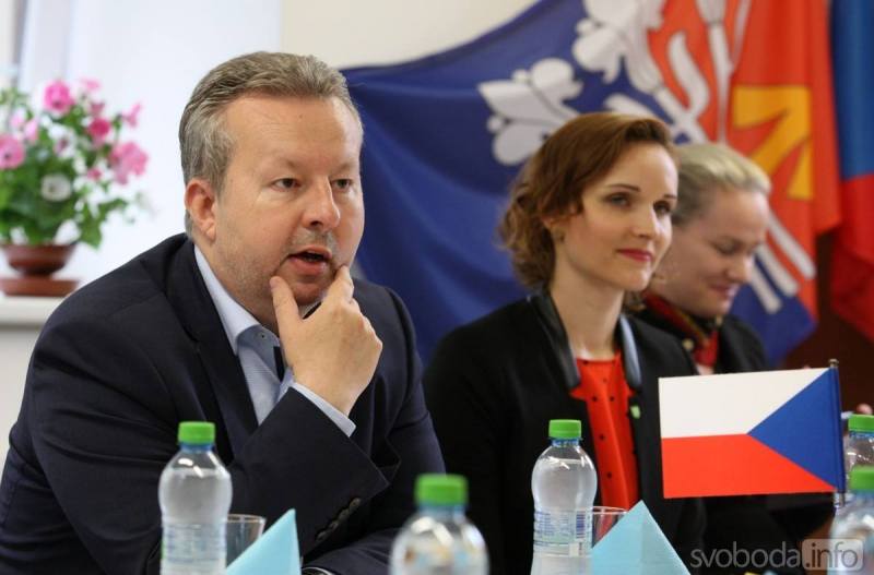 Senátor Pavel Kárník pozval ministra Brabce na návštěvu Kolína kvůli „asfaltovně“