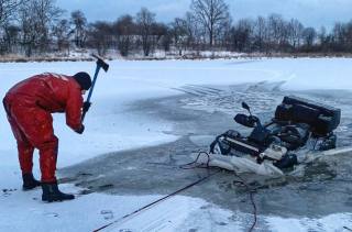 Muž na čtyřkolce se propadl ledem na Pastušském rybníce v Bratčicích 