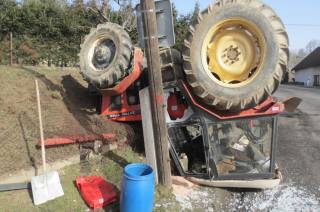 Traktor po smyku narazil do sloupu elekttrického vedení