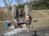 20210226194701_DN_traktor140: Traktor po smyku narazil do sloupu elekttrického vedení