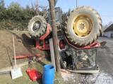20210226194702_DN_traktor141: Traktor po smyku narazil do sloupu elekttrického vedení