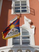 20210310210513_DSCN7247: Tibetská vlajka zavlála také nad čáslavskou radnicí
