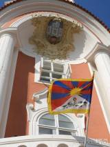20210310210514_DSCN7257: Tibetská vlajka zavlála také nad čáslavskou radnicí