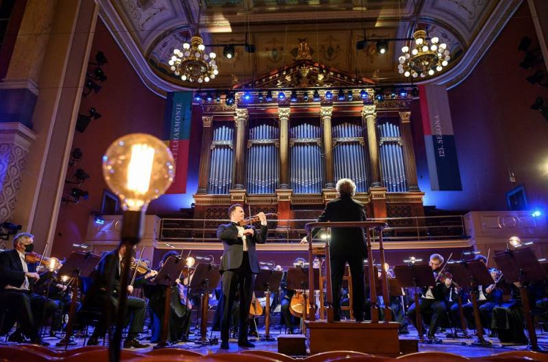 Benefiční koncert České filharmonie vynesl 2,5 milionu korun na podporu vyčerpaných zdravotníků