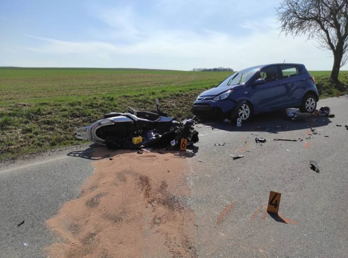 Pravotočivá zatáčka motorkáře vynesla do protisměru, kde narazil do auta