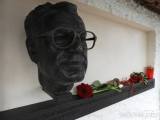 20210415152718_1: Bustu Miloše Formana instalovali čáslavští na jeho rodném domě