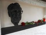 20210415152719_16: Bustu Miloše Formana instalovali čáslavští na jeho rodném domě
