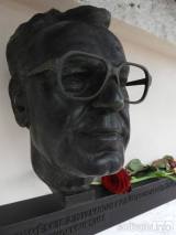 20210415152722_DSCN7539: Bustu Miloše Formana instalovali čáslavští na jeho rodném domě