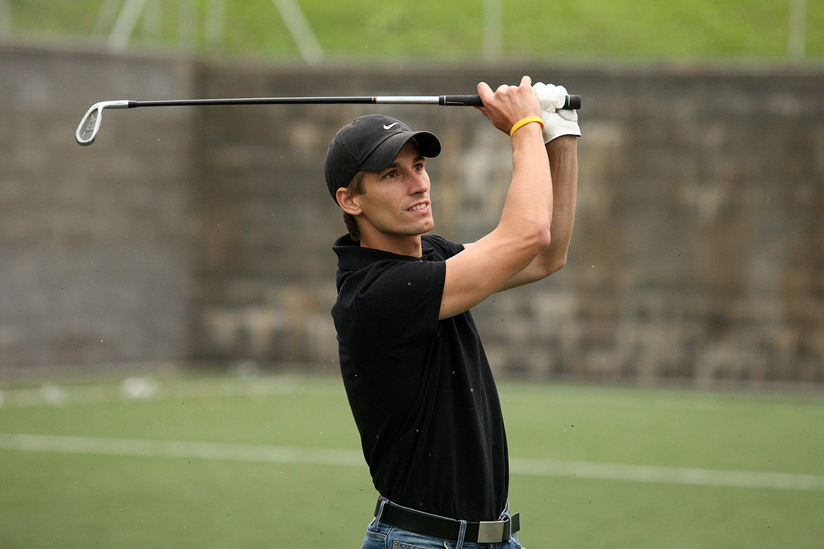 Někteří hráči Čáslavi se ve volném času učí základům golfu