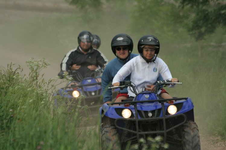 Radnice tvrdě zasáhne proti jezdcům na terénních čtyřkolkách v příměstských lesích