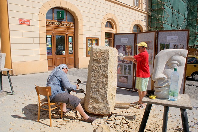 V centru Čáslavi probíhá kamenosochařské sympózium, žáci pracují na třech plastikách