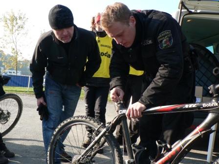 Kutnohorští cyklisté si mohou nechat očipovat svá kola, sníží tím riziko odcizení