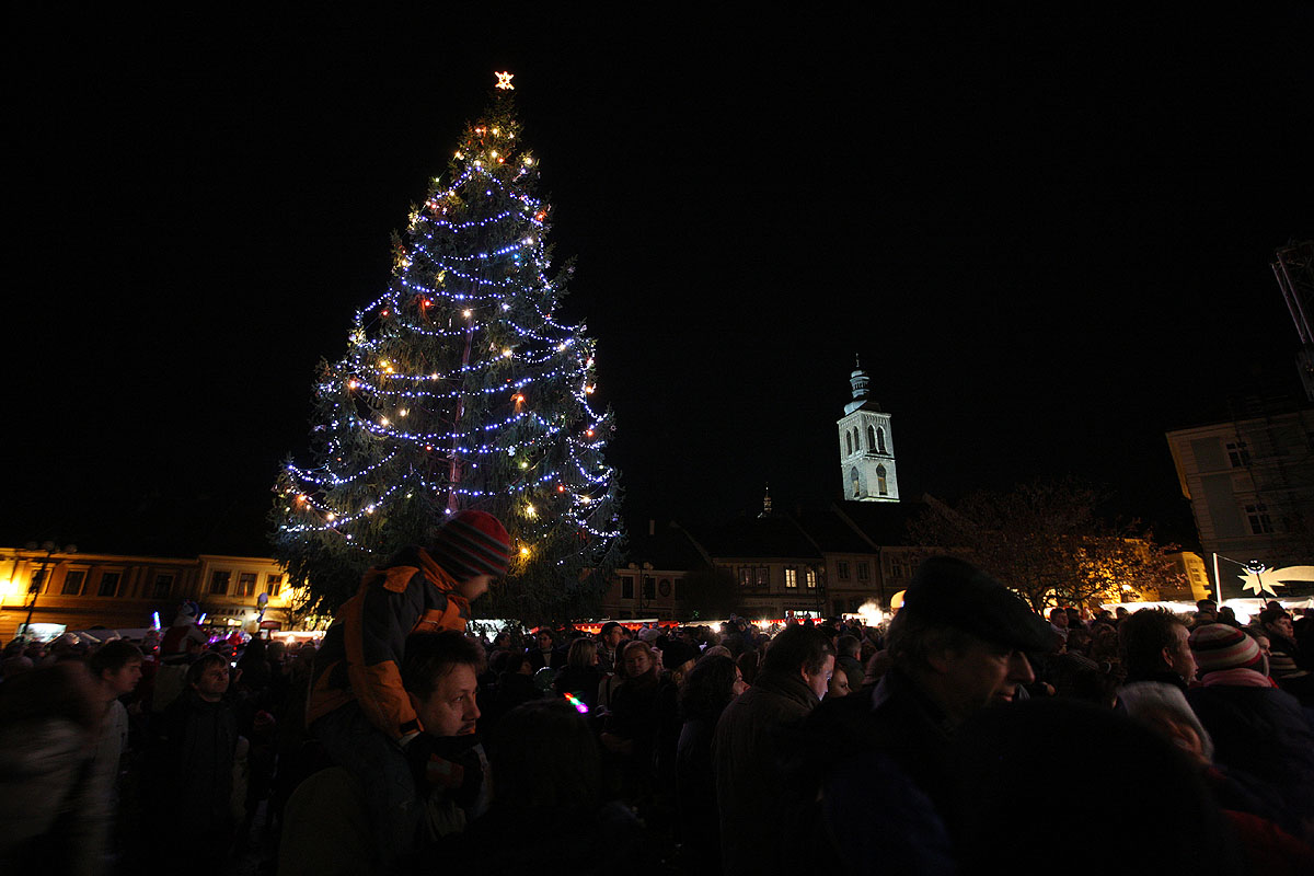 Foto: Už září i vánoční strom v Kutné Hoře, s rozsvícením pomohla sv. Barbora