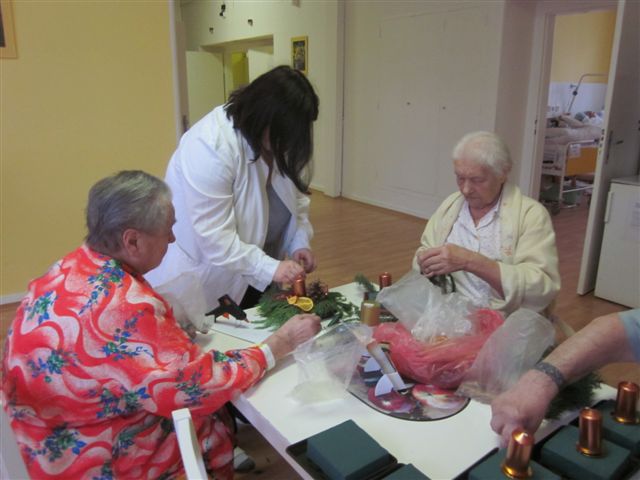 S vánoční výzdobou kutnohorské nemocnice pomáhá jak personál, tak pacienti