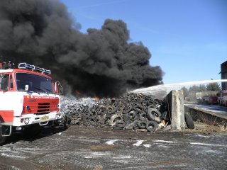 Likvidace následků požáru pneumatik v Koudelově tvrdě zasáhne rozpočet města