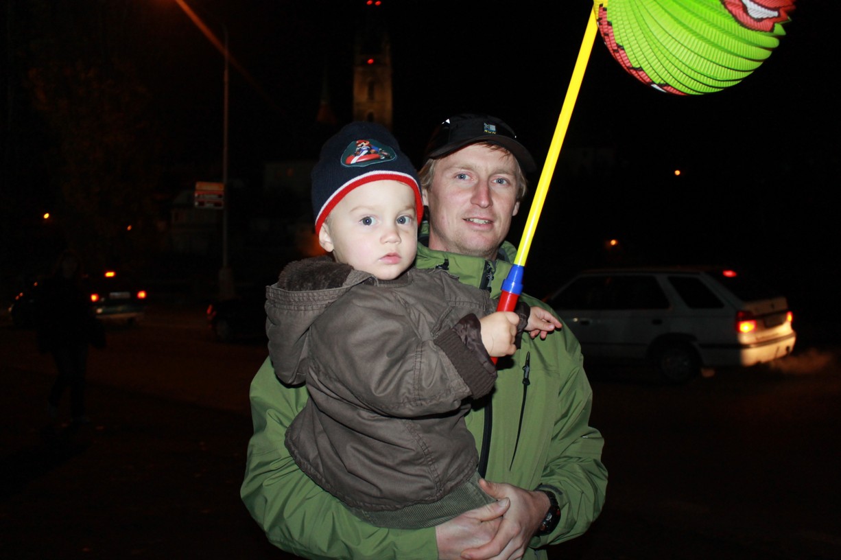 Svatomartinský lampiónový průvod v Čáslavi lákal, dorazily desítky rodičů s dětmi