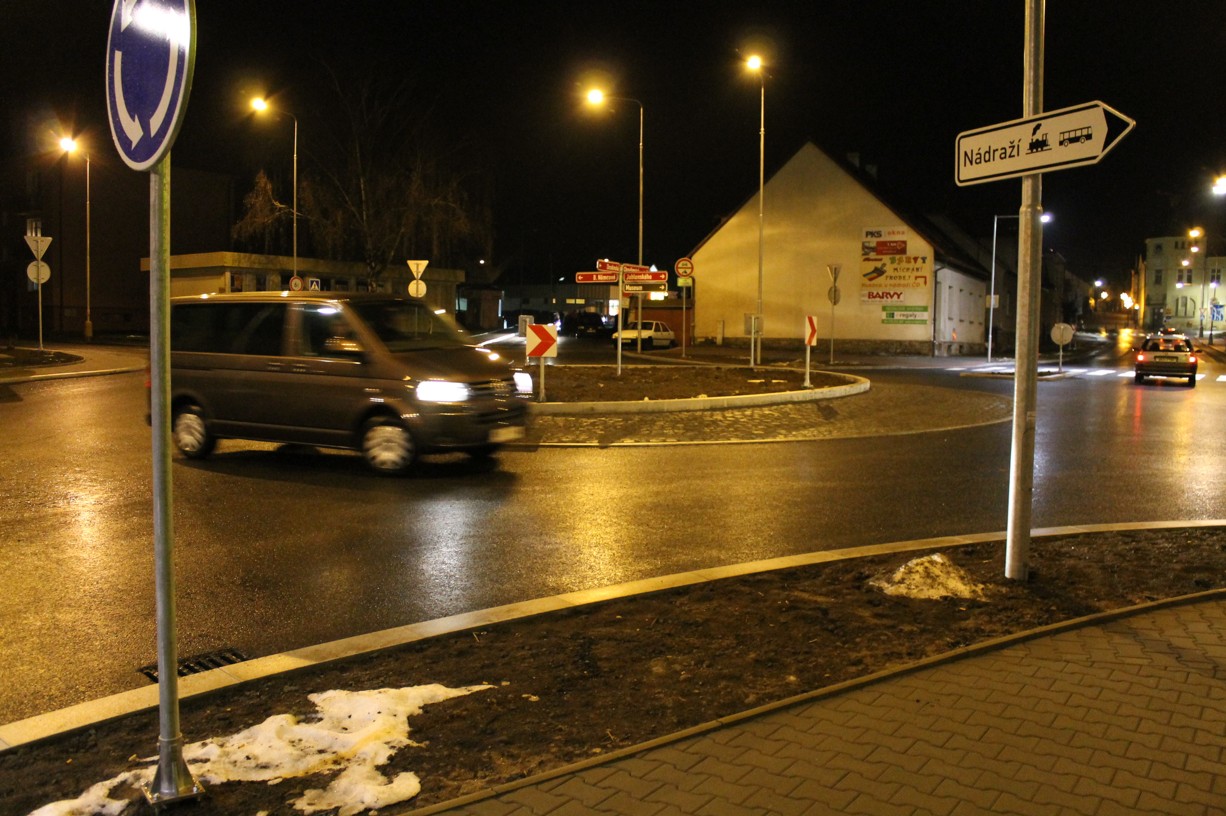 Řidičům v Čáslavi se ulevilo: Kruhový objezd u obchodního domu Lidl je již v provozu