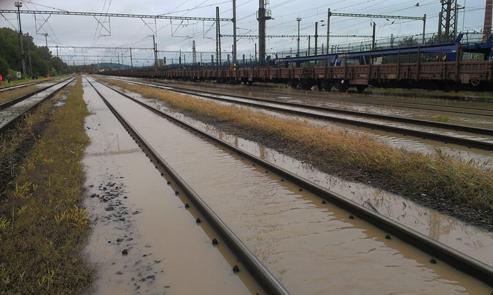Povodeň zastavila i vlaky, v současné době stojí doprava v úseku Kutná Hora - Kolín