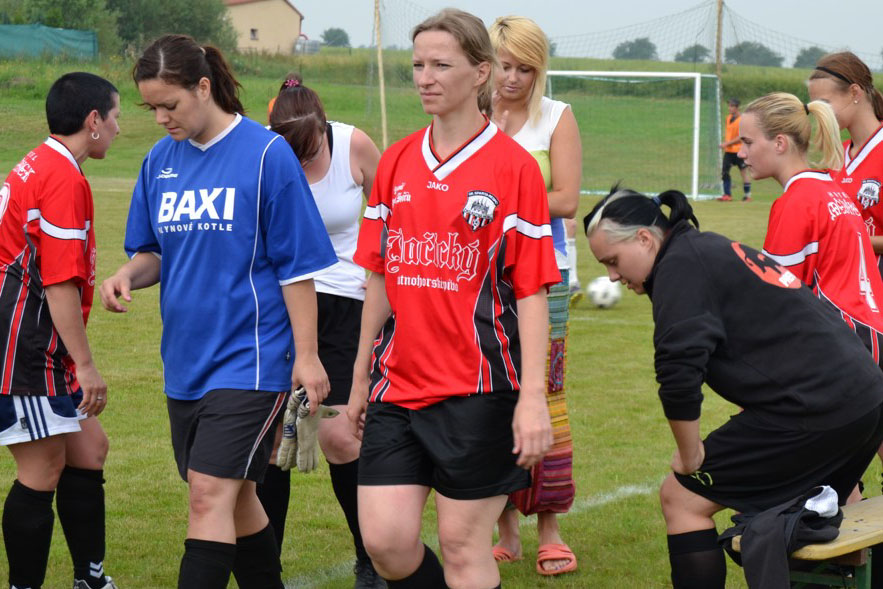 Foto: Letos poprvé se turnaj v malé kopané v Nepoměřicích uskutečnil na fotbalovém hřišti