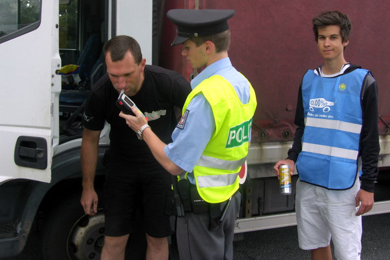Na Kutnohorsku policisté rozdávali "nealko pivo" řidičům na čáslavském obchvatu