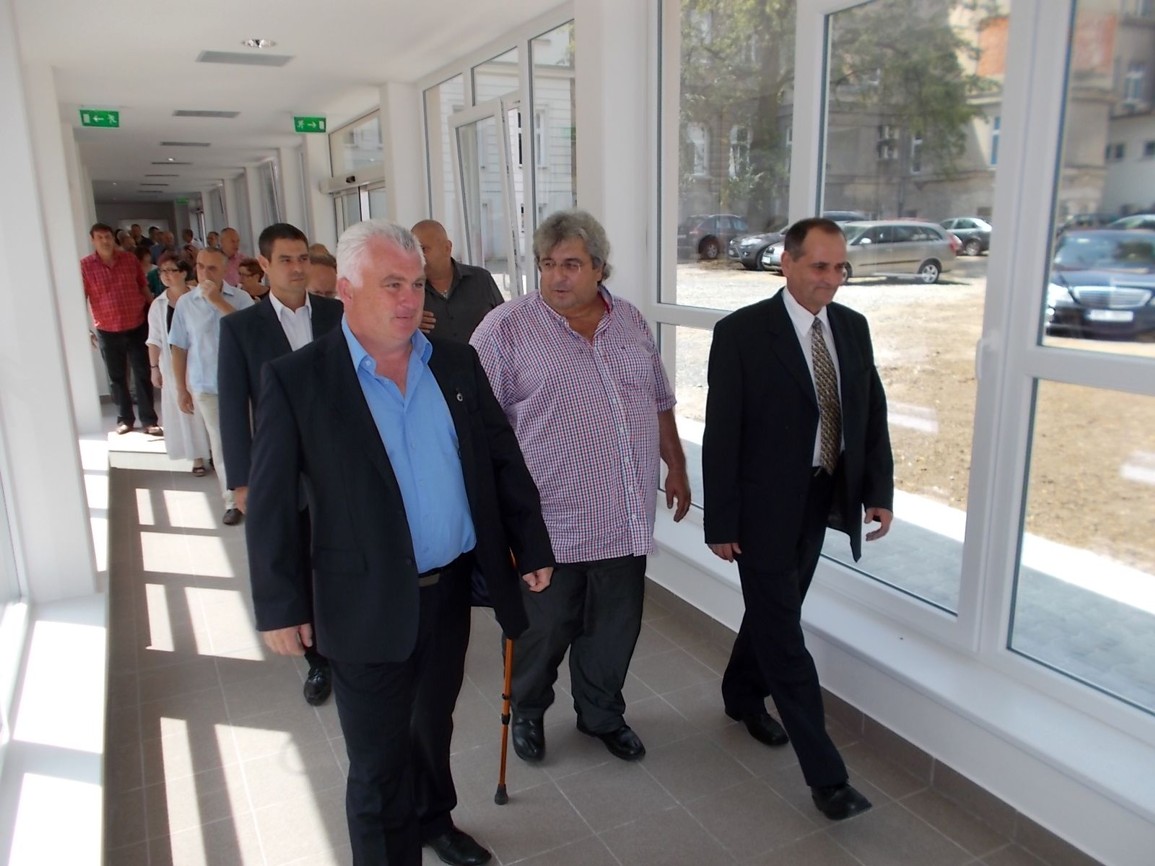 Čáslavská nemocnice modernizuje, hlavní budovu s oddělením geriatrie spojuje krček