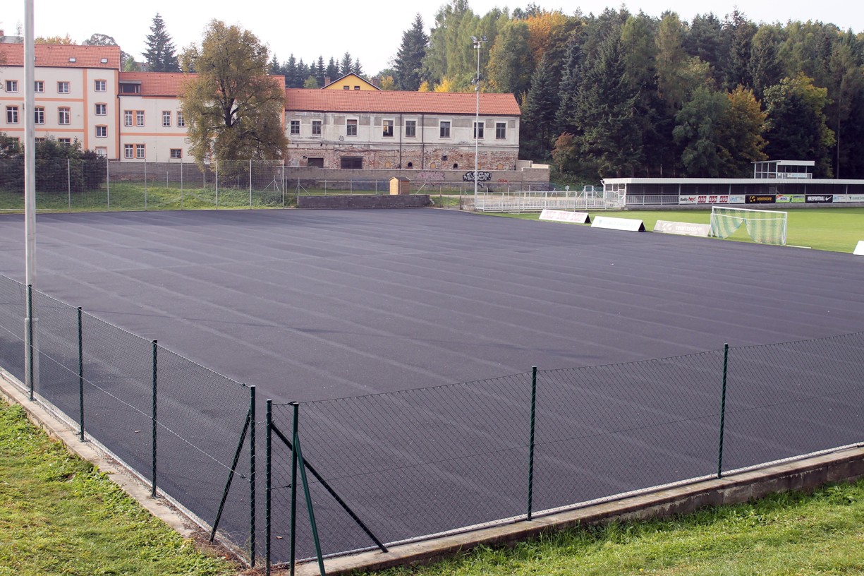 Čáslavské fotbalové hřiště s novou umělou trávou by do měsíce mělo začít sloužit fotbalistům
