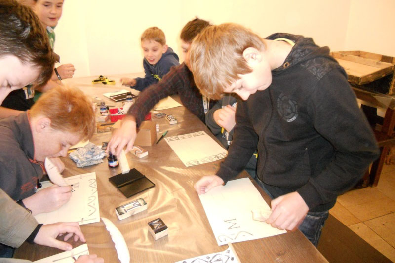 Na výstavě Bible kralická si žáci ZŠ T.G. Masaryka vyzkoušeli i psaní husím brkem