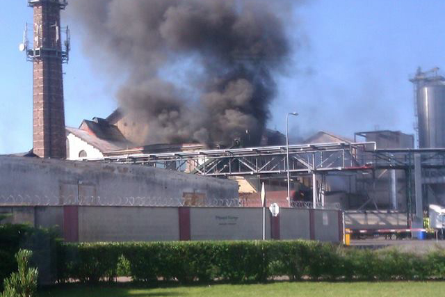 Profesionální i dobrovolní hasiči likvidují požár v bývalém cukrovaru ve Vrdech