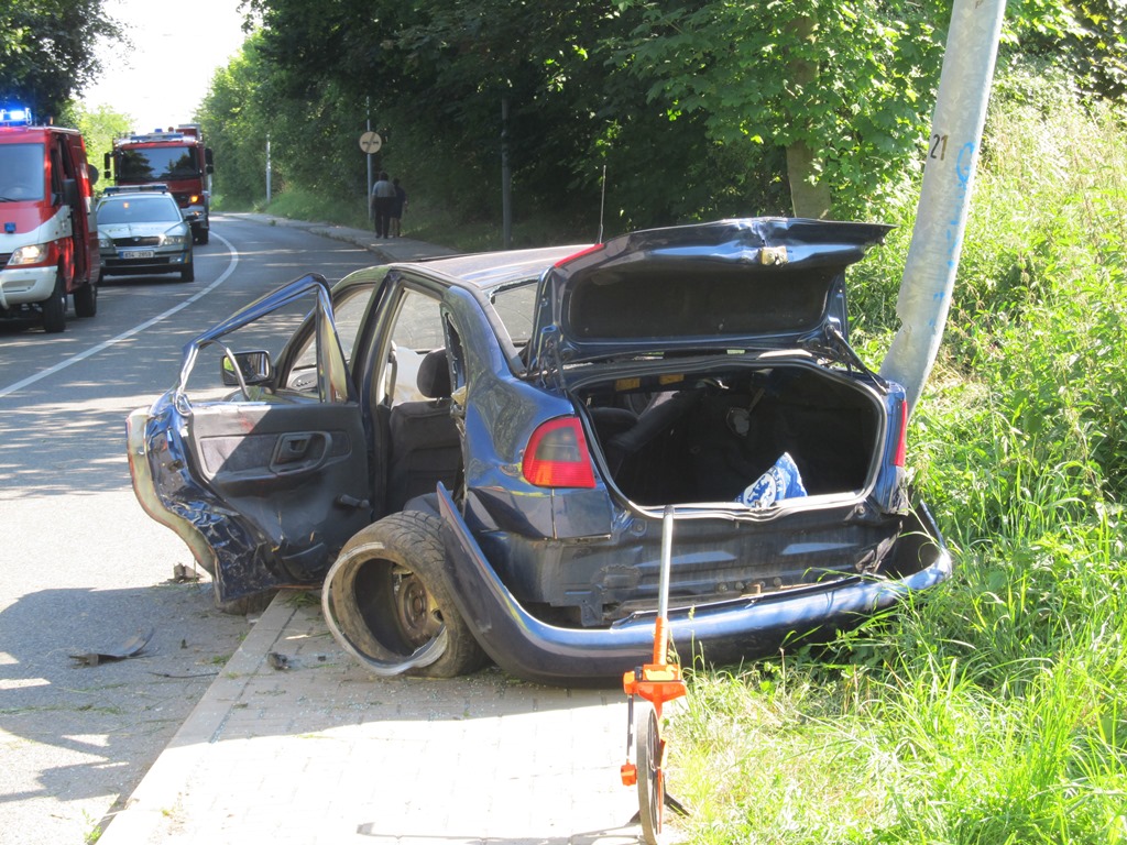 Devatenáctiletý řidič nezvládnul auto s šesti mladíky a na Kaňku naboural