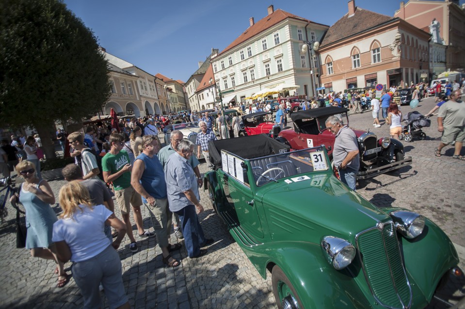 Historické automobily budou v srpnu opět brázdit ulice Kutné Hory
