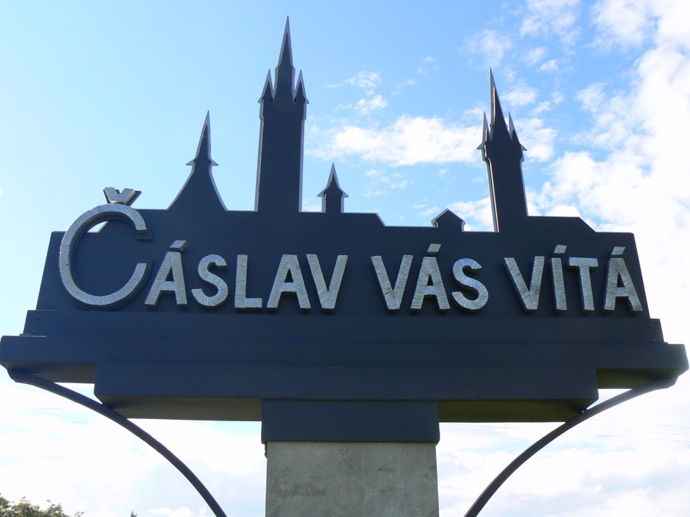 Návštěvníky Čáslavi ve městě vítá dílo výtvarníka Františka Tesaře