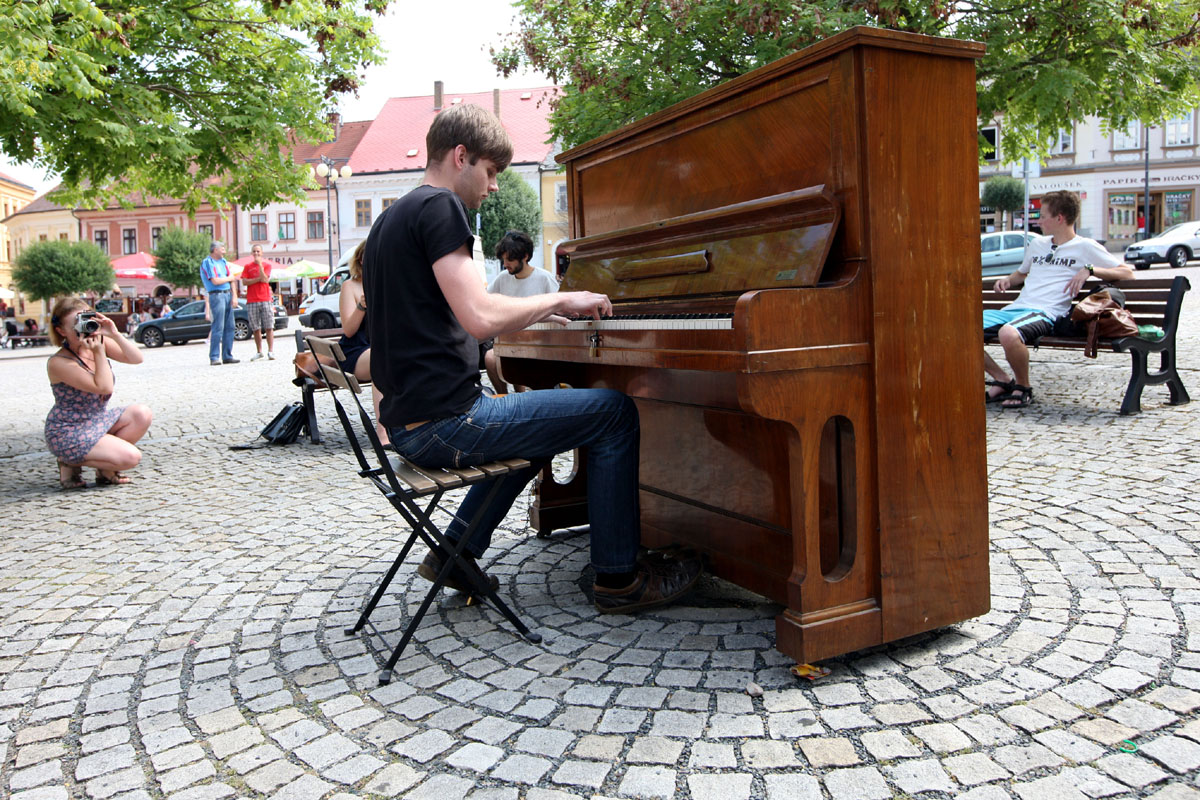 Foto, video: Přispěje piano na Palackého náměstí k o oživení centra Kutné Hory?