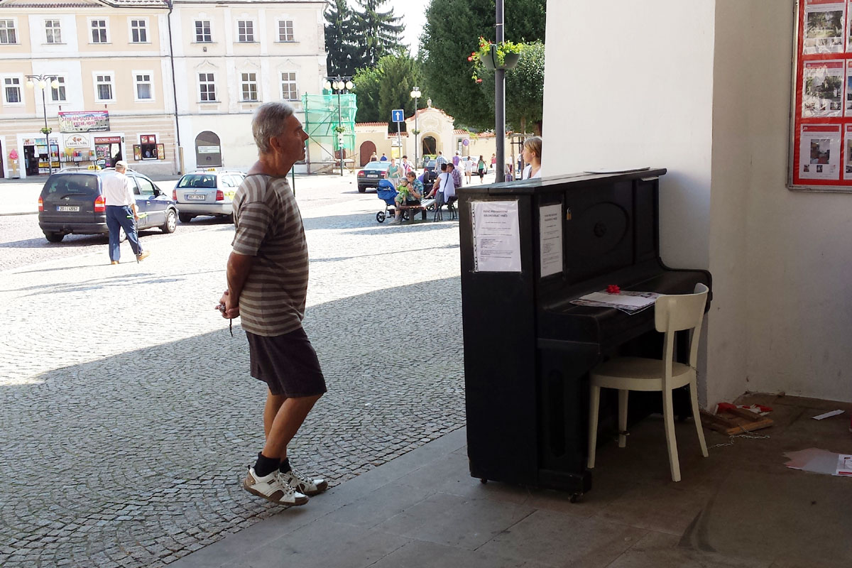 Piano na náměstí je přestěhované, podloubí ho lépe ochrání před deštěm