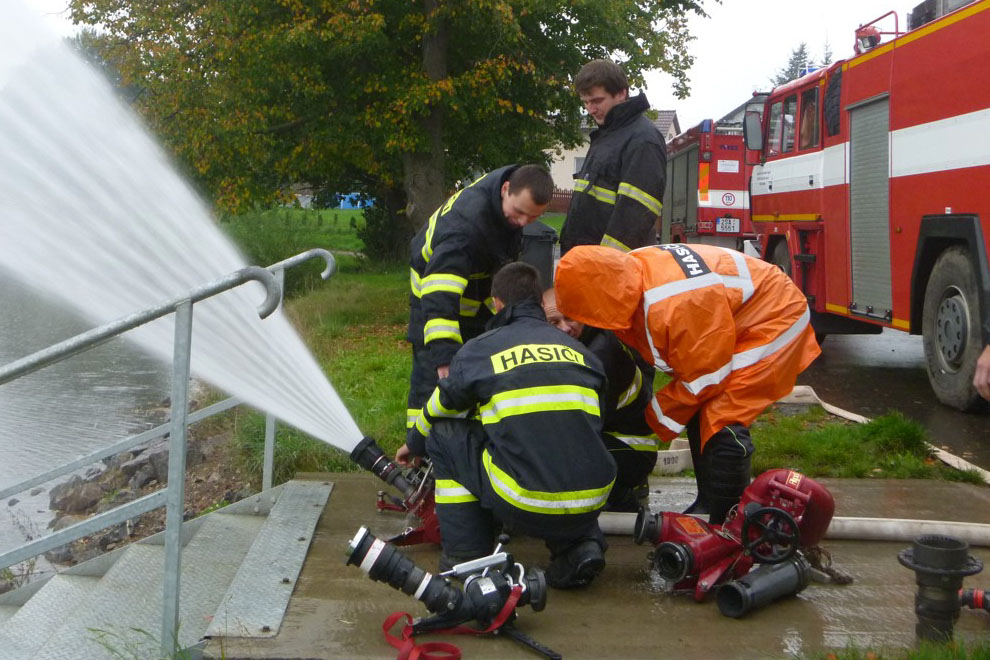 Foto: Čáslavští hasiči u rybníku Homolka cvičili práci s přenosným monitorem