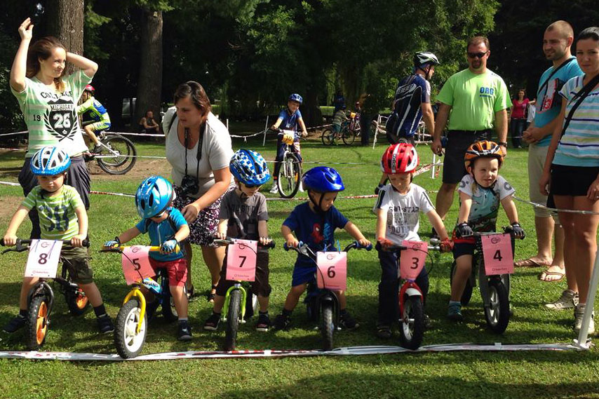 Foto: Nejmladší cyklisté poměřili své síly v závodu na zahradě zámku Kotěra