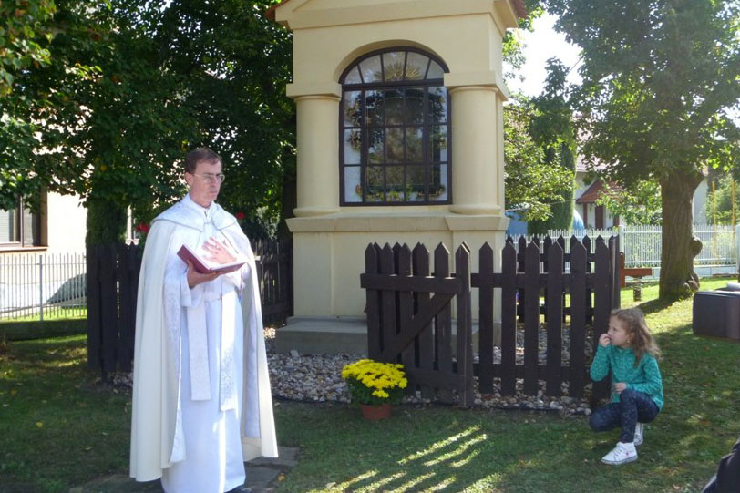 Foto, video: V Krchlebech vysvětili zrekonstruovanou kapličku Panny Marie