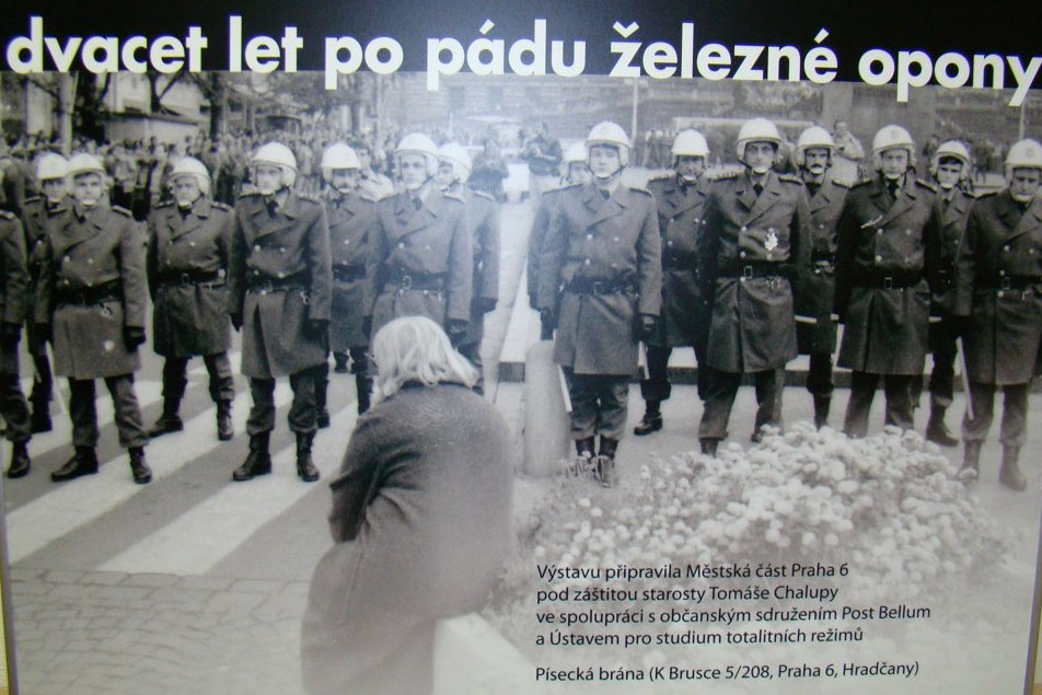 Výstava  „Pohledy 1989“ v Dolních Bučicích připomíná výročí pádu železné opony