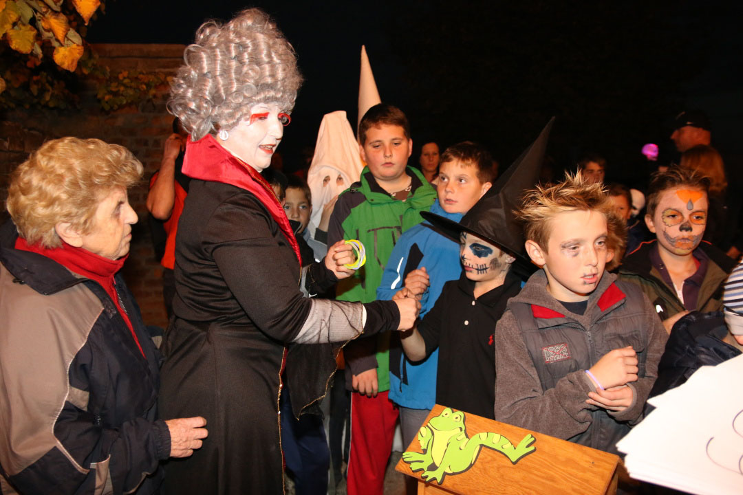 Foto: Halloween v Ratboři přilákal na zámek desítky dětí i rodičů