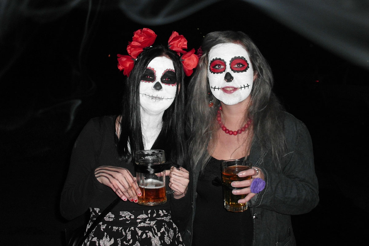 Foto: Halloweenu v Potěhách v sobotu zahrály čtyři regionální kapely