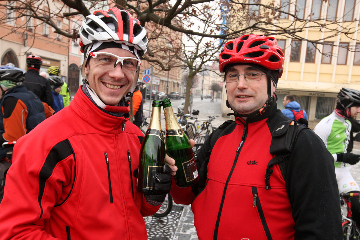 Foto: Kutnohorští cyklisté si na Nový rok připili tradičně na Palackého náměstí