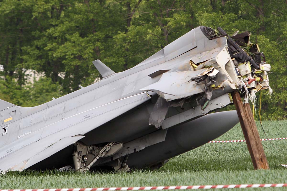 Foto: Na letišti v Chotusicích havaroval letoun JAS-39 Gripen při přistávacím manévru