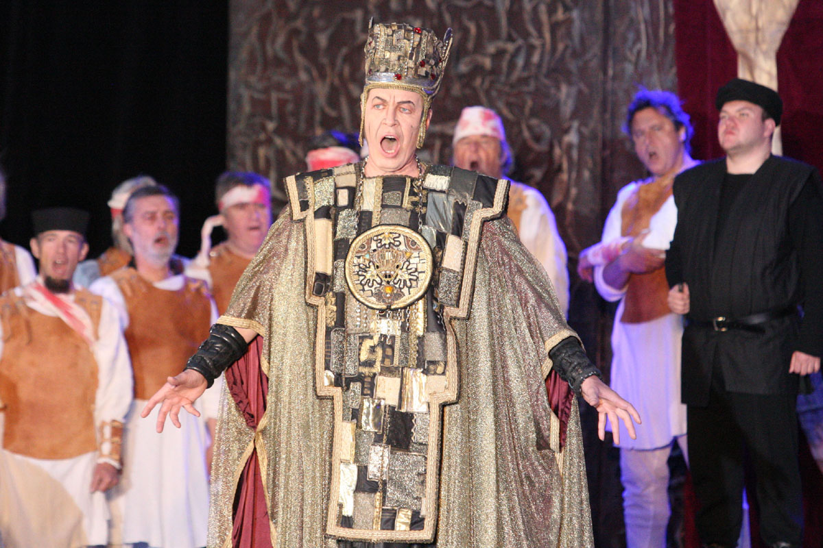 Foto: Na nádvoří Jezuitské koleje zazněla Verdiho opera Nabucco