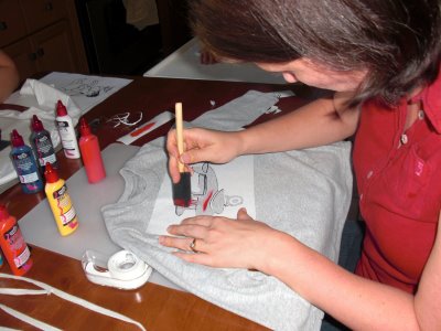 Workshop „Dejte svému šatníku šmrc“ naučí malovat na textilie
