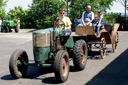 Pradědečkův traktor opět ožil, akce přilákala stovky návštěvníků